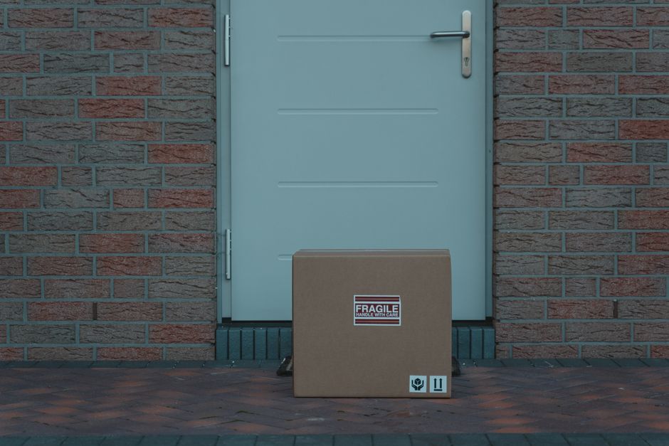 Estafeta a entregar encomenda